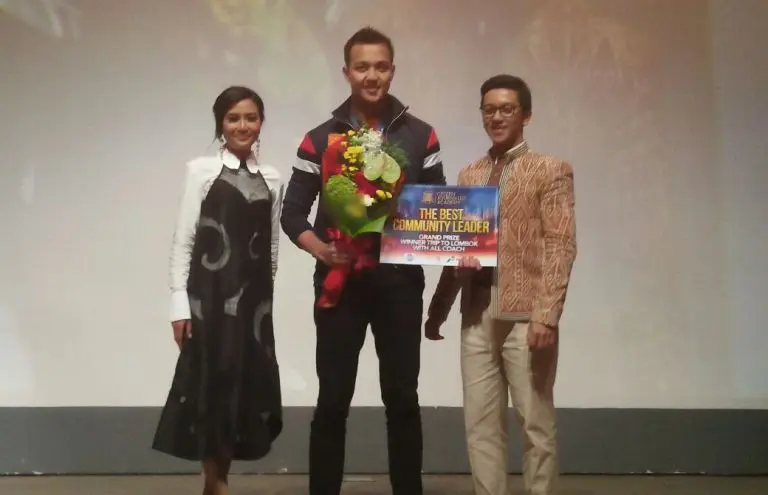 Penghargaan The Best Community Leader diberikan kepada, Galih Kusuma, finalis CJA asal Semarang dalam acara awarding Citizen Journalist Academy - Energi Muda Pertamina, Jakarta, Sabtu (18/11/2017) (Liputan6.com/Nur Aida)