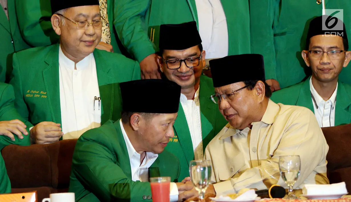 Ketua Umum PPP hasil Muktamar Jakarta, Humphrey Djemat dan Capres Prabowo Subianto berbincang pada deklarasi ukungan capres-cawapres nomor urut 02, Prabowo-Sandiaga di Rumah Kertanegara, Jakarta, Rabu (28/11). (Liputan6.com/Johan Tallo)