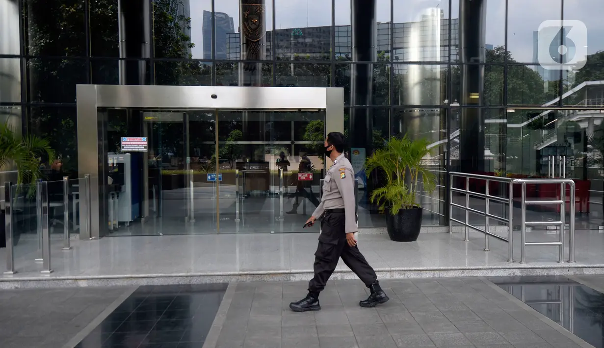Seorang anggota kepolisian melintas di depan Gedung KPK, Jakarta, pasca libur Lebaran 2020, Rabu (27/5/2020). KPK memperpanjang masa pelaksanaan bekerja dari rumah (BDR) atau work from home (WFH) bagi para pegawainya hingga 4 Juni 2020. (merdeka.com/Dwi Narwoko)