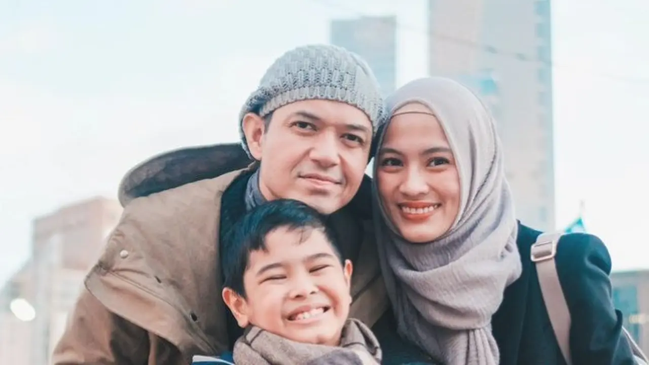 Potret iseng si bungsu keluarga Alyssa Soebandono dan Dude Harlino (Instagram/@ichasoebandono dan Instagram/@dude2harlino)