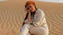 Rachel Vennya juga sempat mengunjungi padang pasir Dubai di tahun 2021. Di sini, ia tampil begitu menawan dengan balutan outfit cokelat muda dan sorban berwarna mustard yang serasi. [Foto: Instagram/rachelvennya]