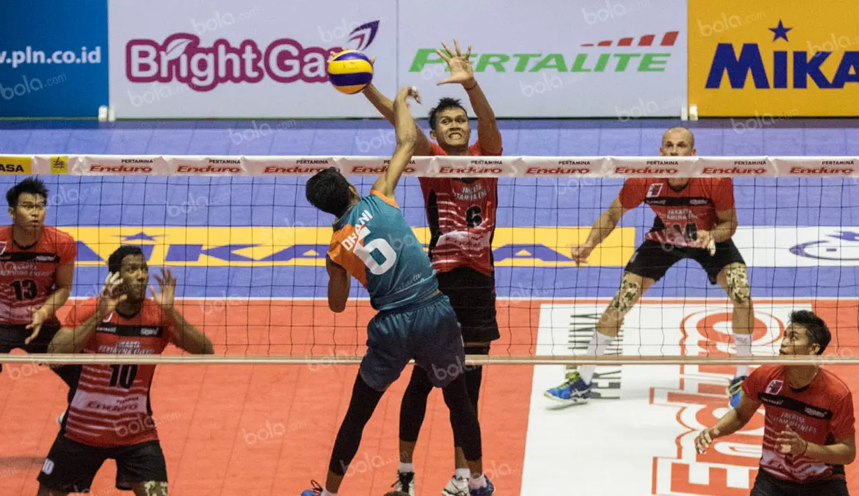8. Pevoli Jakarta Pertamina Energi, Muhammad Malizi, menahan smash pevoli Jakarta BNI Taplus, Dhani Anggriawan, pada final four seri kedua Proliga 2016 di GOR Amongrogo, Yogyakarta, Minggu (8/5/2016). (Bola.com/Vitalis Yogi Trisna)