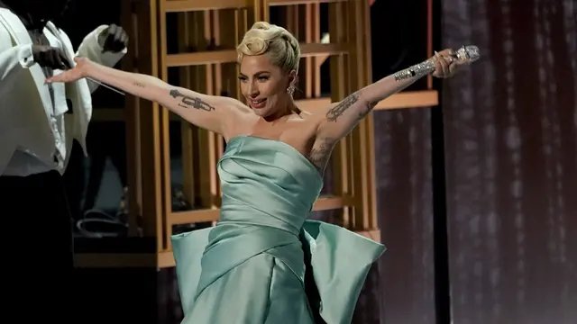 Tony Bennett muncul pada layar saat Lady Gaga melakukan medley