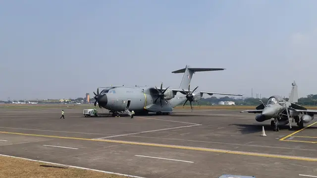 Pesawat Airbus A400M (tengah, terjauh) yang mampu mengangkut kargo bermuatan maksimal 37 ton. Pesawat milik AU Prancis itu tengah singgah di Halim Perdanakusuma usai mengikuti latihan gabungan di Australia (21/8) (Liputan6.com / Rizki Akbar Hasan)