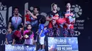 Ganda putra Indonesia Marcus Fernaldi Gideon/Kevin Sanjaya Sukamuljo berada di podium usai mengalahkan Mohammad Ahsan/Hendra Setiawan pada pertandingan final Indonesia Open 2019 di Istora Senayan, Minggu (21/7/2019). Kevin/Marcus menang 21-19, 21-16. (AFP Photo/Adek Berry)