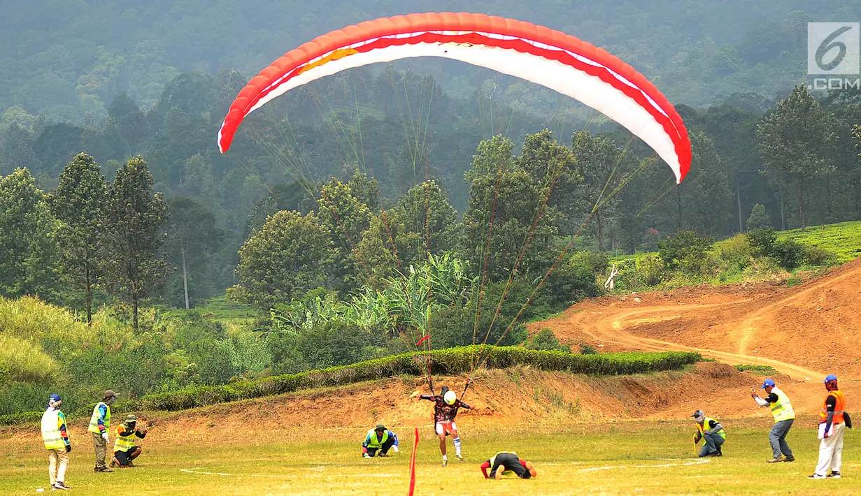 Atlet paralayang Indonesia Aris Aporiansyah saat nomor ketepatan mendarat (KTM) individual di Gunung Mas, Bogor (21/8). (merdeka.com/ Arie Basuki)