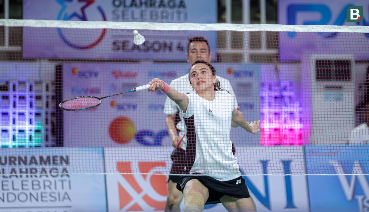 Pasangan selebritas Raffi Ahmad dan mantan pebulu tangkis putri Indonesia, Bellaetrix Manuputty menjadi lawan dari Ahsan/Ziva pada babak final. (Bola.com/Bagaskara Lazuardi)