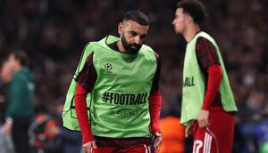 Penyerang Liverpool, Mohamed Salah, melakukan pemanasan dalam laga leg pertama perempat final Liga Champions kontra Paris Saint-Germain (PSG), Kamis (9/4/2026) dini hari WIB. Salah sama sekali tidak diturunkan dalam pertandingan ini. (FRANCK FIFE / AFP)