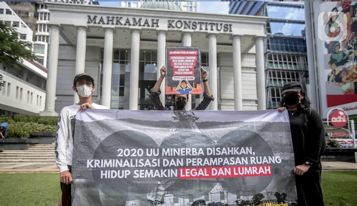 Sejumlah aktivis yang tergabung dalam #BersihkanIndonesia menggelar aksi damai di depan Gedung Mahkamah Konstitusi, Jakarta, Jumat (3/6/2022). Aksi tersebut untuk menyoroti serta menolak pengesahan revisi UU Minerba dan Omnibus Law UU Cipta Kerja. (Liputan6.com/Faizal Fanani)