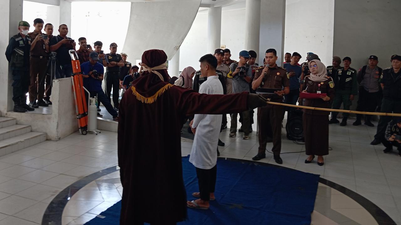 Penampakan 2 Pria Terpidana Kasus Gay di Aceh Jalani Hukuman Cambuk 82 Kali di Muka Umum