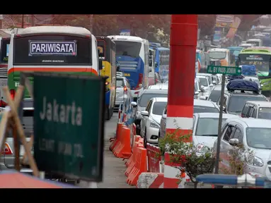 Kemacetan mengular sepanjang jalan Simpang Jomin menuju Patrol dan sebaliknya (Liputan6.com/Miftahul Hayat)