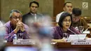 Menteri Keuangan Sri Mulyani Indrawati (kanan) bersama Gubernur BI Perry Warjiyo mengikuti rapat kerja dengan Komisi XI DPR RI di Kompleks Parlemen, Senayan, Jakarta, Senin (17/6/2019). Raker tersebut membahas mengenai asumsi dasar makro dalam RAPBN 2020. (Liputan6.com/Johan Tallo)