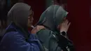 Salah satu keluarga korban kecelakaan kereta api, yang melibatkan KA Argo Bromo Anggrek dan KRL Commuter Line di Stasiun Bekasi Timur, saat menanti identifikasi jenazah korban di Rumah Sakit Polri Kramat Jati, Jakarta Timur, Selasa (28/4/2026). (Kapanlagi.com/Budy Santoso)