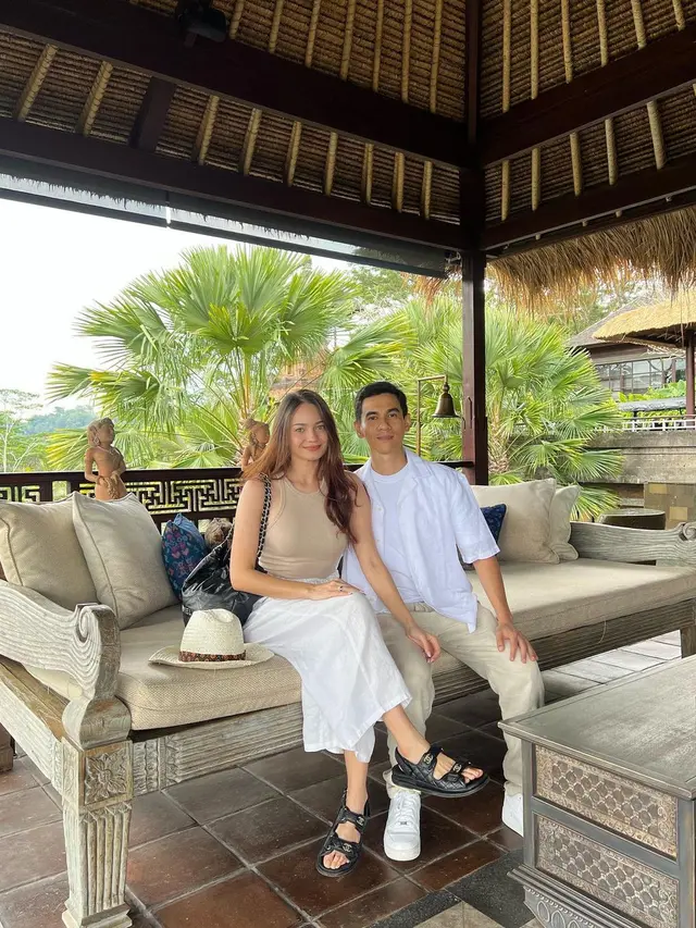 Enzy Storia dan Maulana Kasetra tengah berbulan madu di Bali. [Foto: Instagram/enzystoria]