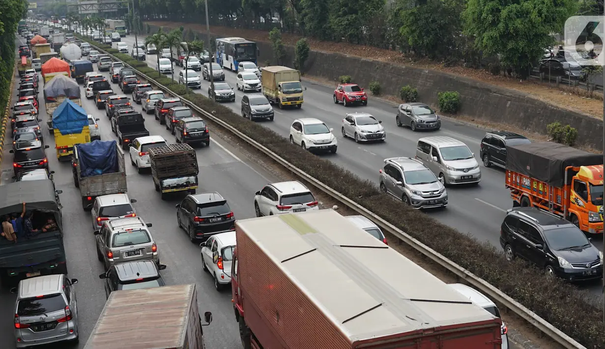 Kendaraan melintasi Tol JORR di kawasan Jakarta Selatan, Selasa (8/10/2019). Kepala Badan Pengatur Jalan Tol (BPJT) Kementerian PUPR Danang Parikesit menegaskan ada 21 ruas tol yang akan mengalami kenaikan tarif. (Liputan6.com/Immanuel Antonius)