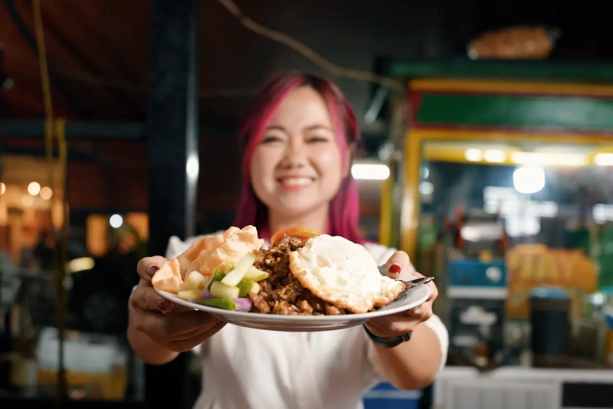Konten Kreator Gina Angelia menyantap Nasi Goreng Kebuli Apjay