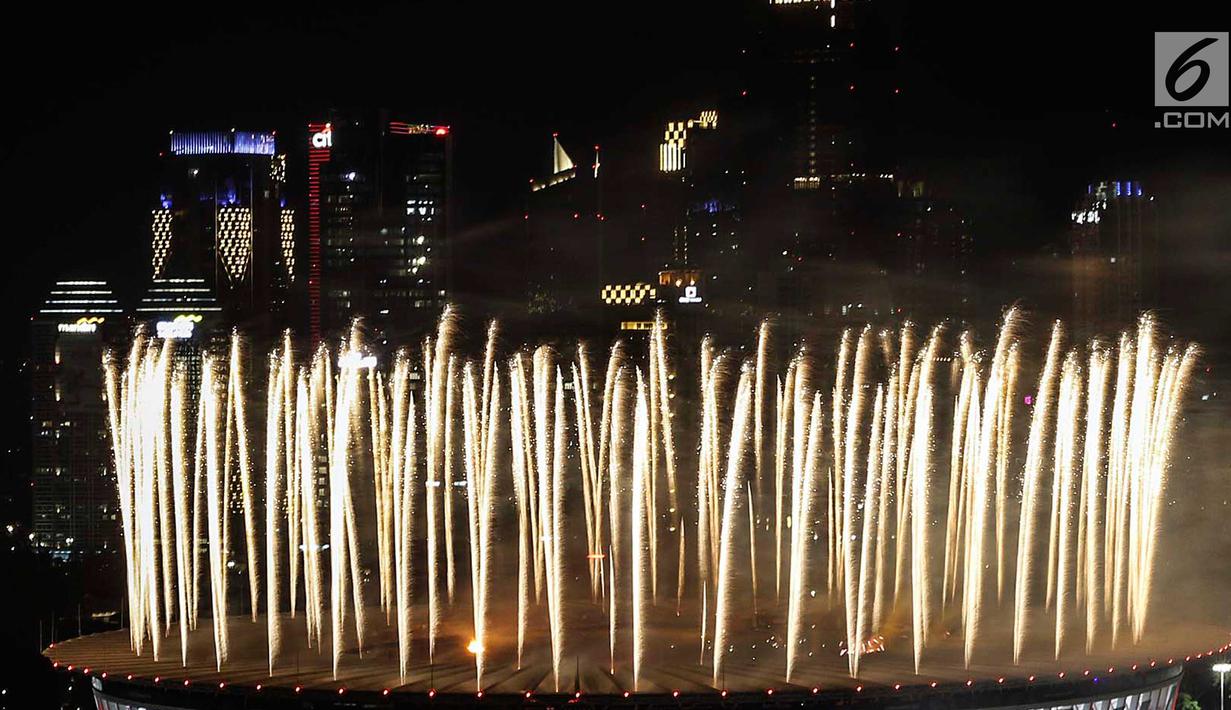 Pemandangan menakjubkan saat pesta kembang api dalam pembukaan Asian Games 2018 di Stadion Utama Gelora Bung Karno (SUGBK), Senayan, Jakarta, Sabtu (18/8). (Liputan6.com/JohanTallo)
