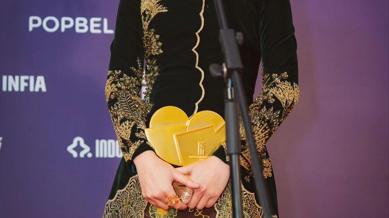 Nggak Tahu Bakal Menang, Ini Potret Prilly Latuconsina Terima Piala Penghargaan Festival Film Indonesia (FFI) 2024