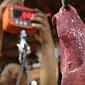 Pedagang menimbang daging sapi jualannya di Pasar Senen, Jakarta, Senin (25/1). Harga daging sapi di pasar tradisional di Jakarta naik dari Rp 95 ribu-Rp 100 ribu per kilogram (kg) menjadi Rp 130 ribu per kg. (Liputan6.com/Immanuel Antonius)