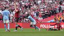 Selebrasi gelandang Manchester City, Jeremy Doku setelah mencetak gol ke gawang Manchester United pada laga final Piala FA 2023/2024 di Wembley Stadium, London, Sabtu (25/5/2024). (AP Photo/Kin Cheung)