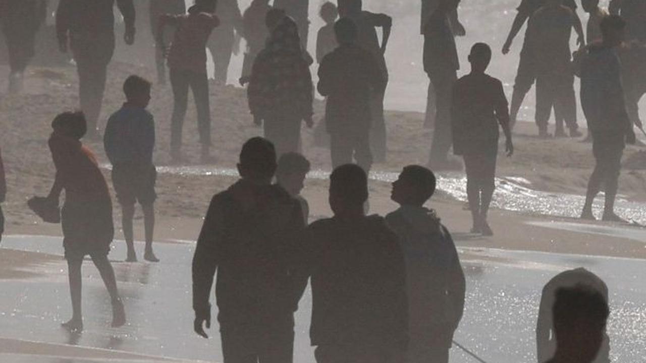 FOTO: Kerumunan Warga Palestina yang Kelaparan Padati Pantai Gaza saat Berebut Paket Bantuan Dijatuhkan dari Pesawat Yordania