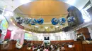 Umat Kristiani menjalankan ibadah misa malam Natal di Gereja Immanuel, Jakarta  Sabtu (24/12). Perayaan Natal yang diikuti umat Kristiani itu mengangkat tema Memberdayakan Sumber Daya Insani. (Liputan6.com/Angga Yuniar)