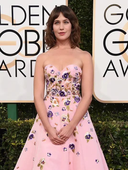 Aktris Lola Kirke tampil dalam ajang penghargaan Golden Globe 2017 yang dihelat di California, Minggu (8/1). Pemain film Mistress America tersebut percaya diri mengenakan gaun strapless dengan ketiak yang belum dicukur. (Valerie MACON/AFP)
