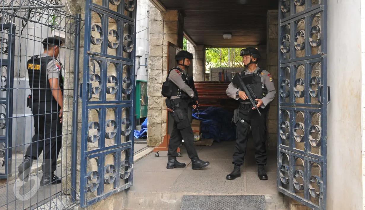 Polisi dari satuan Gegana dan K9 melakukan sterilisasi sebelum misa Natal di Gereja Katedral, Jakarta, (24/15). Sterilisasi dalam rangka memberikan rasa aman kepada umat kristen yang melaksanakan rangkaian misa Hari Natal. (Liputan6.com/Gempur M Surya)