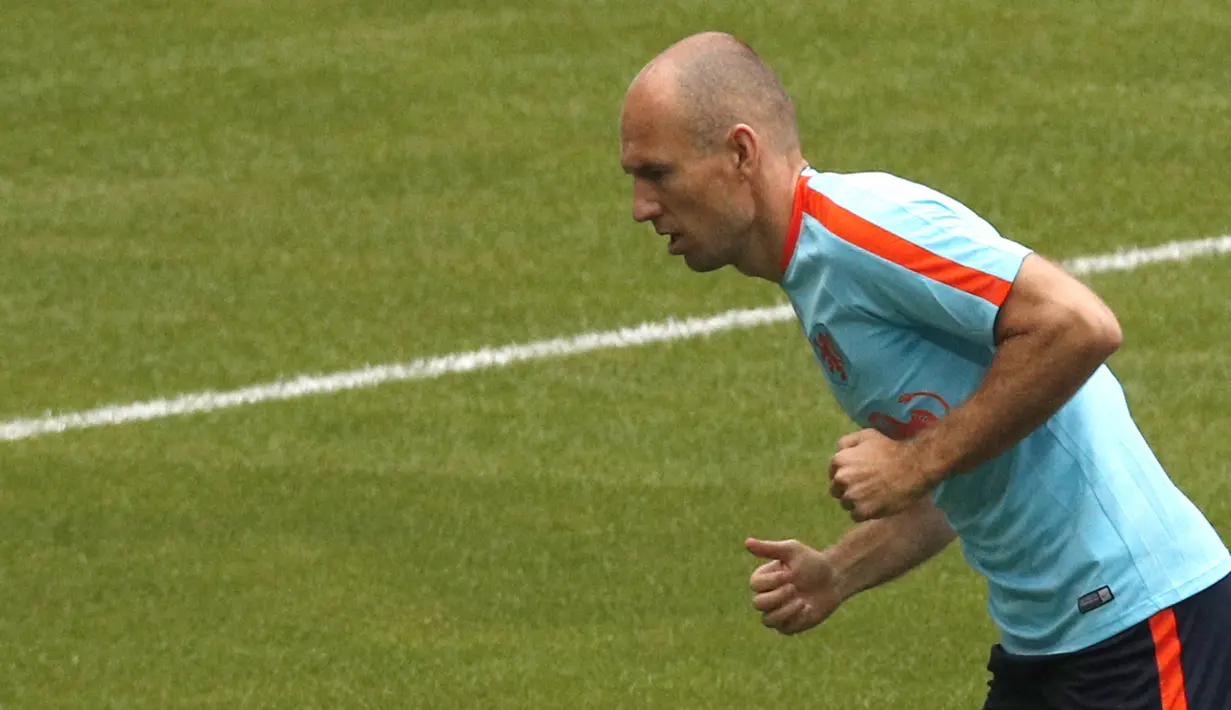 Salah satu pemain andalan Belanda, Arjen Robben, saat mengikuti sesi latihan bersama timnya di Stade de France stadium, Saint Denis, (30/8/2017). Belanda akan melawan Prancis pada kualifikasi grup A Piala Dunia 2018. (AP/Christophe Ena)