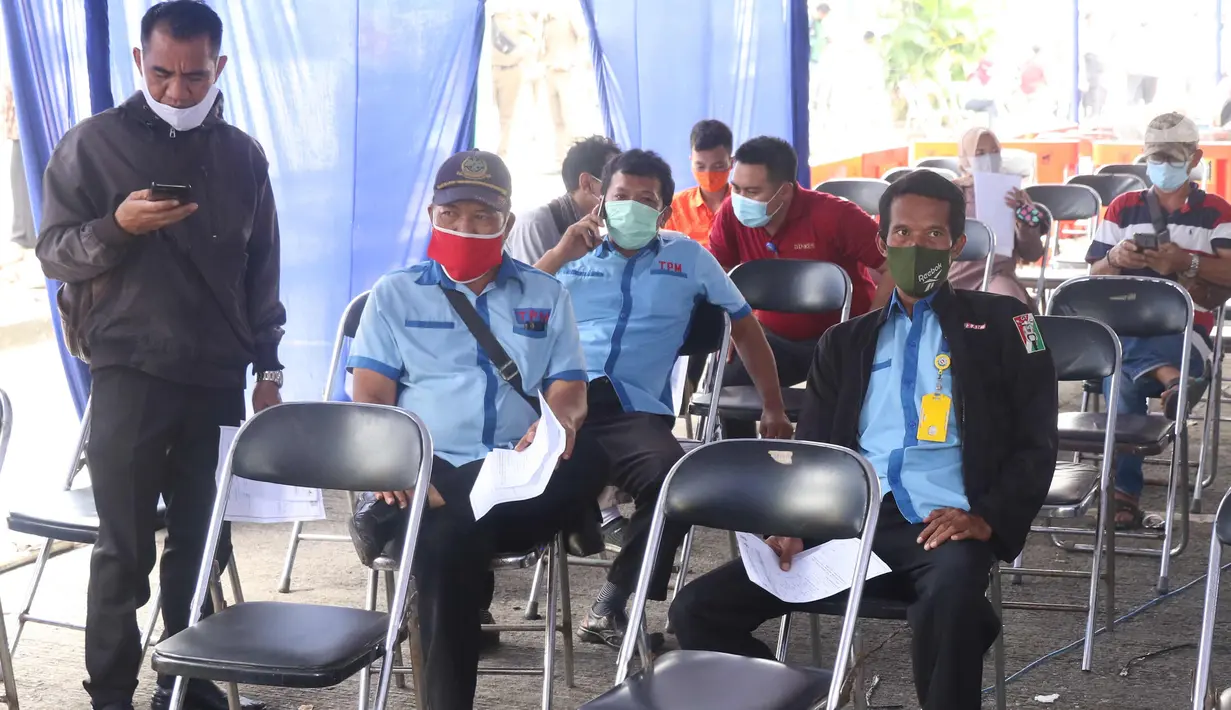 Pekerja transportasi menunggu observasi usai vaksinasi COVID-19 di Terminal Poris Plawad, Cipondoh, Kota Tangerang, Kamis (4/3/2021). Ada sebanyak 1.000 peserta pekerja transportasi mulai dari sopir angkot, bus, taksi dan ojek yang divaksinasi Covid-19. (Liputan6.com/Angga Yuniar)