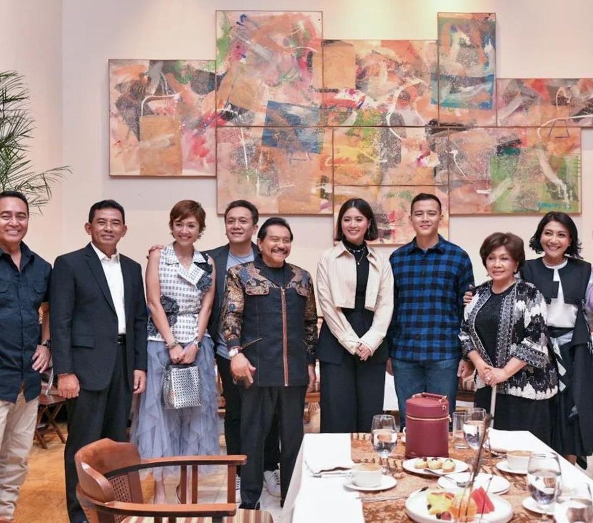Menariknya, mantan Kasau Marsekal TNI (Purn.) Yuyu Sutisna juga terlihat hadir dalam perayaan wedding anniversary Andika Perkasa dan Hetty Andika Perkasa. <br>