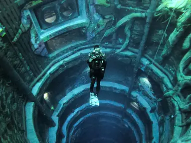 Seorang penyelam menyelam di Deep Dive Dubai, Dubai, Uni Emirat Arab, 10 Juli 2021. Deep Dive Dubai adalah kolam renang terdalam di dunia. (GIUSEPPE CACACE/AFP)