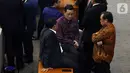 Sejumlah anggota dewan duduk di meja menunggu mulainya Sidang Paripurna ke-3 Masa Persidangan I Tahun Sidang 2019-2020, di Kompleks Parlemen, Senayan, Jakarta, Selasa (22/10/2019). Sidang Paripurna membahas penetapan jumlah komisi-komisi di DPR RI. (Liputan6.com/Johan Tallo)