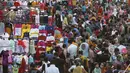 Orang-orang memadati pasar menjelang festival Hindu di Ahmedabad, India, Sabtu (30/10/2021). Diwali, festival lampu Hindu, akan dirayakan pada 4 November. (AP Photo/Ajit Solanki)