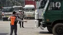 Puluhan petugas gabungan dari unsur Polisi Lalu Lintas dan Dinas Perhubungan Daerah Khusus Jakarta melakukan pengaturan lalu lintas untuk mengurai kemacetan panjang di sekitar Pelabuhan Tanjung Priok, Jakarta, Jumat 18 April 2025. (Liputan6.com/Angga Yuniar)