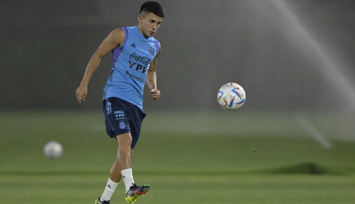 Gelandang Argentina #16 Thiago Almada menghadiri sesi latihan menjelang pertandingan perempat final Piala Dunia 2022 di stadion Universitas Qatar, di Doha,  Selasa (6/12/2022). Pada perempat final, Timnas Argentina akan melawan tim favorit juara lainnya di Piala Dunia 2022, Belanda. (JUAN MABROMATA / AFP)