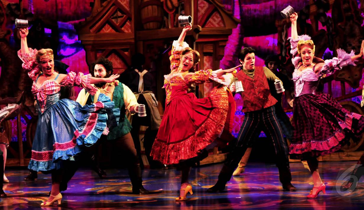 Drama musikal bertajuk ‘Beauty and The Beast The Original Broadway Musical Spectaculer’, Ciputra Artpreneur, Jakarta (26/5/2015). Tampak para pemain sedang melakukan tarian dengan kompak. (Liputan6.com/Faisal R Syam)