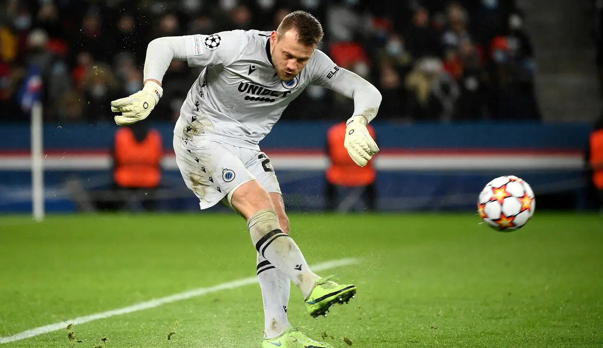 Simon Mignolet. Kiper Belgia berusia 34 tahun yang telah 3 musim memperkuat Club Brugge sejak didatangkan dari Liverpool pada awal musim 2019/2020 dengan nilai transfer 7 juta euro ini menjadi kiper dengan jumlah penyelamatan terbanyak kelima di Liga Champions musim 2021/2022, sama dengan Georgios Athanasiadis. Ia total membuat 28 saves dari total 6 laga di fase grup. Club Brugge sendiri akhirnya hanya menjadi juru kunci di Grup A di bawah Manchester City, PSG dan RB Leipzig. (AFP/Franck Fife)