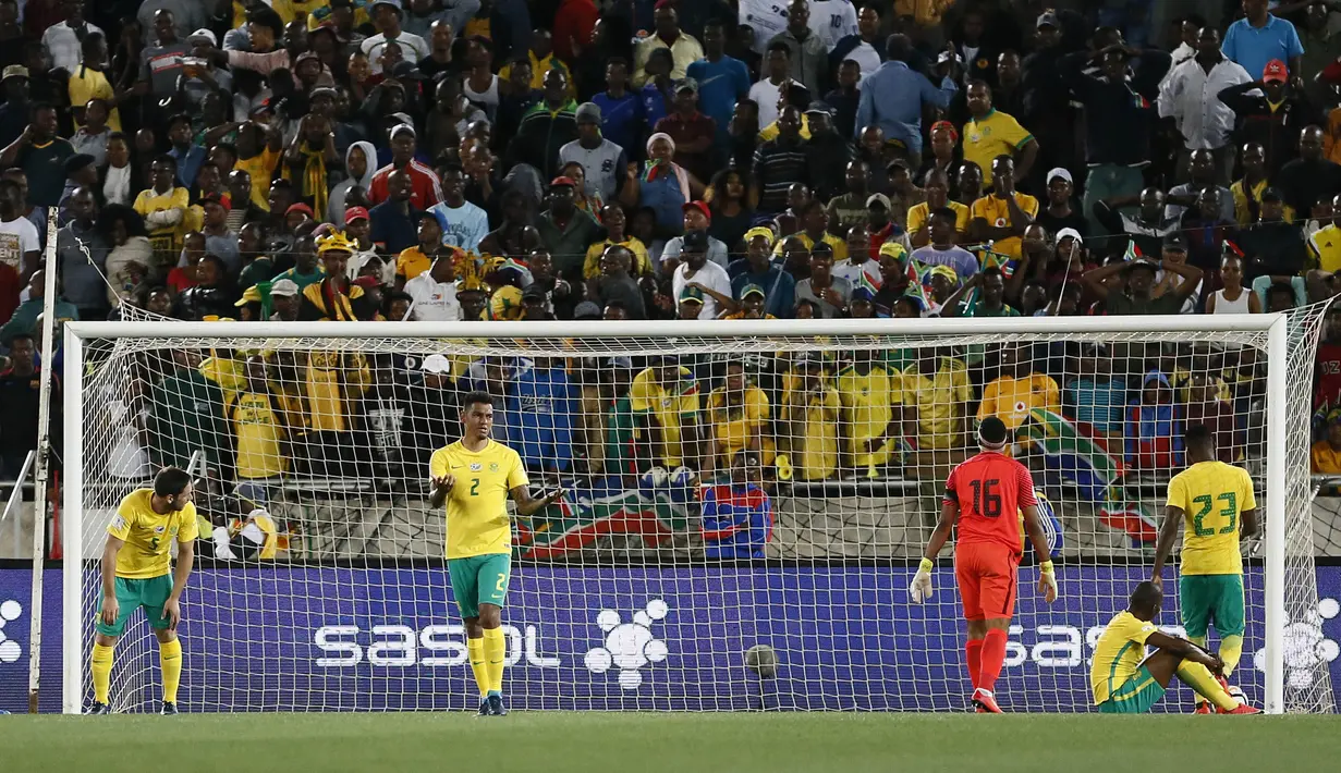 Pemain Afrika Selatan tampak kecewa usai takluk dari Senegal pada laga kualifikasi Piala Dunia 2018 di Stadion The Peter Mokaba, Jumat (10/11/2017). Senegal menang 2-0 atas Afrika Selatan. (AFP/Phill Magakoe)