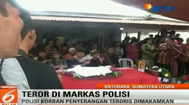 Keluarga dan kerabat korban terus berdatangan memberikan doa dan penghormatan terakhir pada polisi korban penyerangan teroris tersebut.