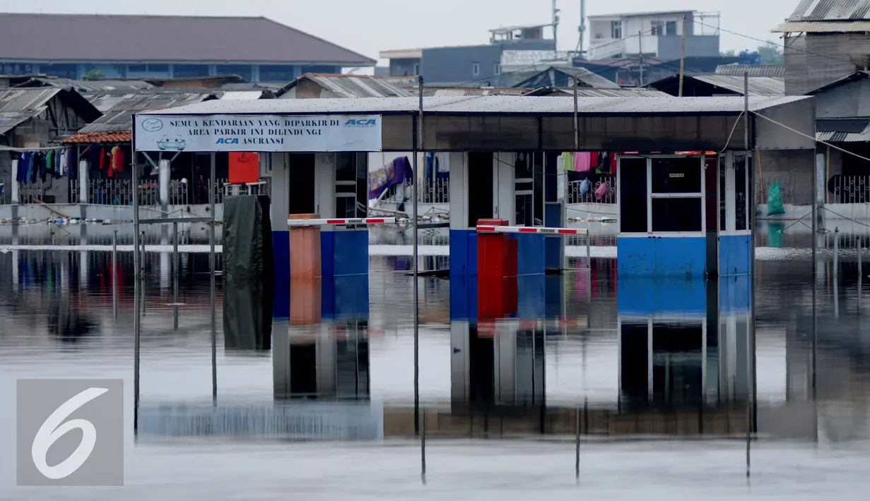 Banjir rob yang menggenangi pemukiman warga di Kawasan Muara Angke, Jakarta, Rabu (11/1). Banjir yang terjadi hampir setiap hari dalam satu bulan terakhir akibat rob yang diperparah dengan jebolnya tanggul penahan air. (Liputan6.com/Gempur M. Surya)