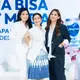 Dian Sastro nampak kenakan kemeja putih dipadu dengan rok selutut bermotif stripe dan mules heels [@therealdisastr]