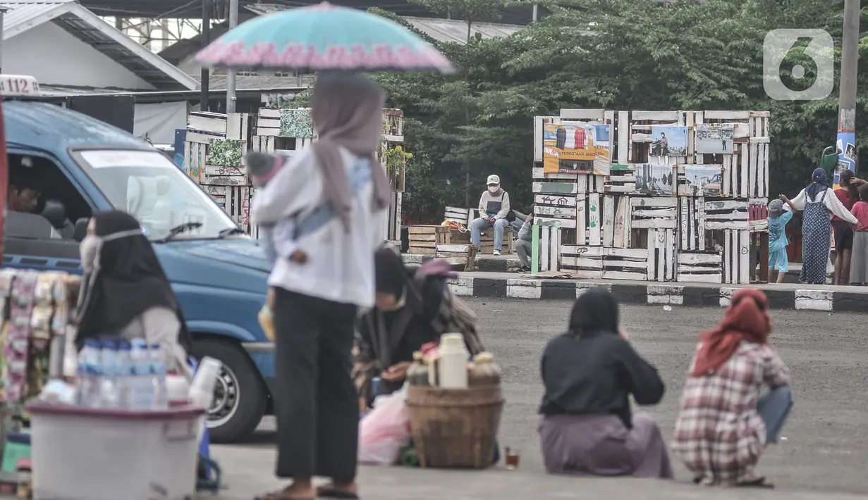 Karya foto yang ditampilkan dalam pameran Lensa Anak Terminal terlihat dari kejauhan di Terminal Depok Baru, Jawa Barat, Minggu (12/12/2021). Pameran tersebut mengisahkan potret kehidupan di Terminal Depok Baru dan sekitarnya dari sudut pandang anak-anak terminal. (merdeka.com/Iqbal S Nugroho)