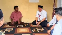 Kepala KPPG Bandar Lampung saat mendatangi rumah duka mewakili Badan Gizi Nasional dan jajaran KPPG. (Liputan6.com/Istimewa).