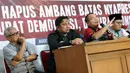 Pakar hukum tata negara, Denny Indrayana (ketiga kiri) memberikan pendapat pada diskusi saat diskusi 'Hapus Ambang Batas Nyapres; Darurat Demokrasi, Darurat Konstitusi' di Jakarta, Selasa (31/7). (Liputan6.com/Helmi Fithriansyah)