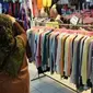 Untuk mendatangkan baju-baju tersebut paling tidak menghabiskan biaya Rp 3 juta per ball atau setara dengan 250 baju.