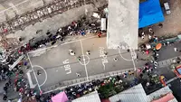 Anak-anak mengikuti pertandingan Turnamen Sepak Bola Liga Aspal U-13 di kawasan permukiman padat di pinggir rel RT 09/RW 08, Menteng Jaya, Jakarta, Senin (29/6/2026). (merdeka.com/ Arie Basuki)