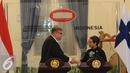Menlu RI, Retno Marsudi (kanan) bersalaman dengan Menlu Finlandia, Timo Soini usai mengadakan pertemuan di Jakarta, Senin (2/11/2015). Pertemuan membahas rencana kedatangan Presiden Finlandia ke Indonesia. (Liputan6.com/Helmi Fithriansyah)
