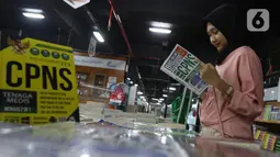 Pengunjung membaca buku panduan lolos tes CPNS di Pasar Kenari, Jakarta, Kamis (28/11/2019). Buku panduan lolos tes yang dijual mulai dari Rp 88.000 hingga Rp 195.000 per eksemplar menjadi barang yang paling dicari dan diminati jelang pelaksanaan tes CPNS. (Liputan6.com/Herman Zakharia)