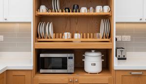 Rak Piring Kayu Multifungsi dalam Lemari Dapur. Foto: Gemini